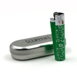 Clipper Métal Avec Etui – Green Pattern 6 Clipper Métal Avec Etui – Green Pattern -Fumeurs Fournitures Magasin clipper metal avec etui green pattern 1